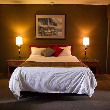 Salmon Beach The Bamfield Motel מראה חיצוני תמונה