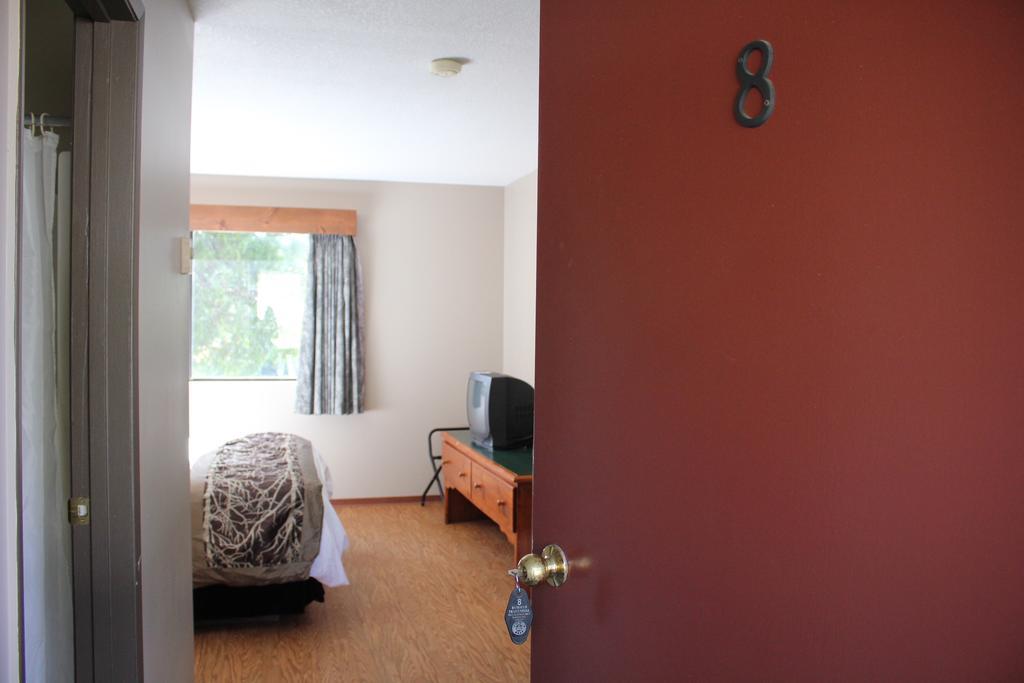 Salmon Beach The Bamfield Motel מראה חיצוני תמונה