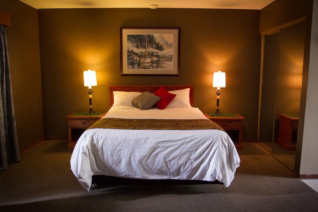 Salmon Beach The Bamfield Motel מראה חיצוני תמונה