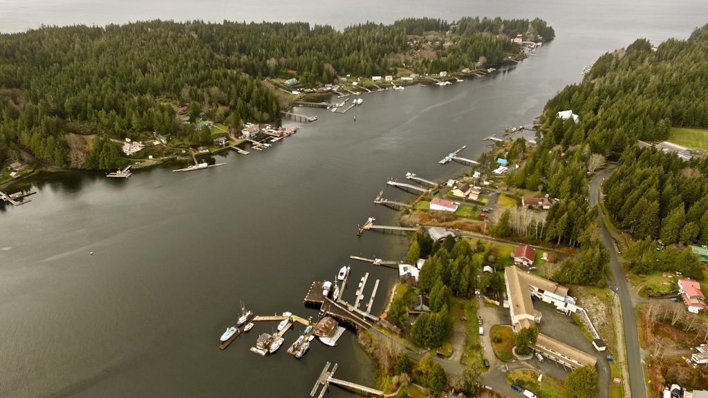 Salmon Beach The Bamfield Motel מראה חיצוני תמונה